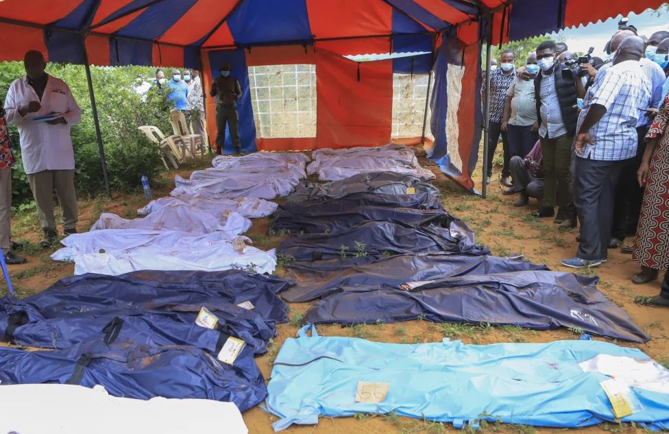 与肯尼亚末日邪教有关的死亡人数已超过400人  周一警方挖掘出另外12具尸体