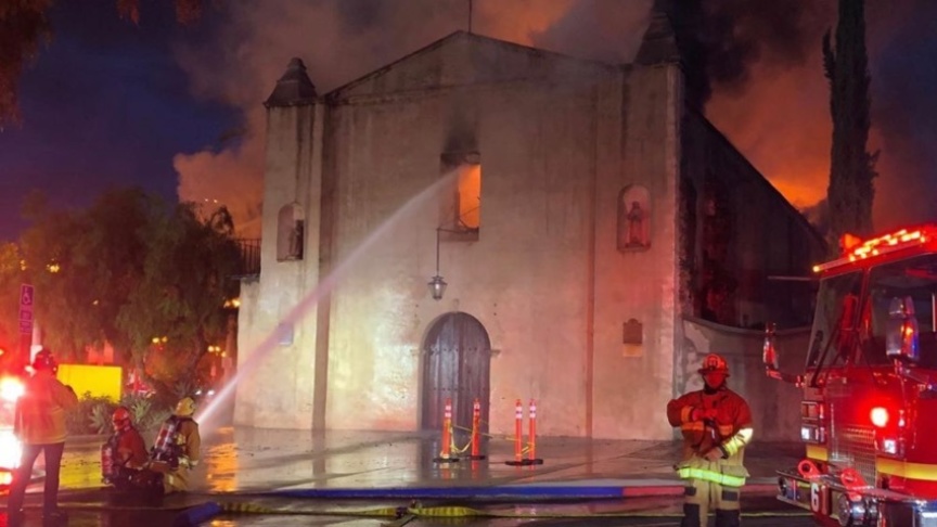 圣盖博市249年历史的大天使团天主教堂突发大火