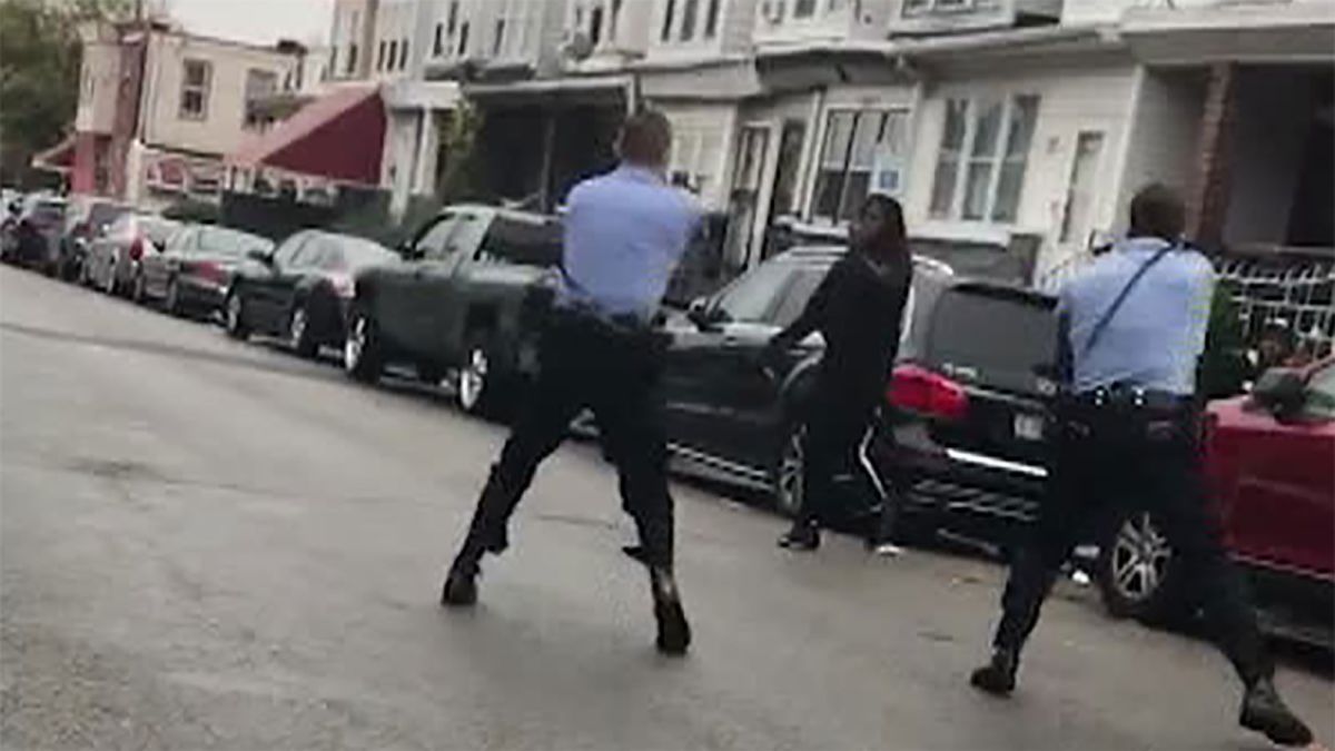 费城两名警员枪杀非裔男子引民众抗议游行