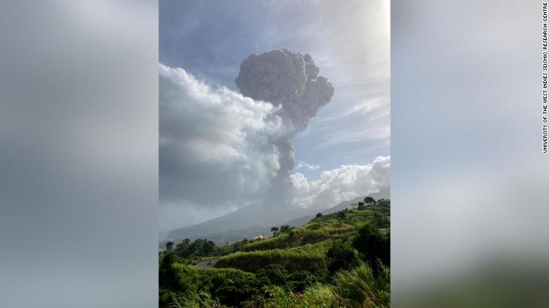 近万人紧急撤离！加勒比海圣文森特岛火山爆发