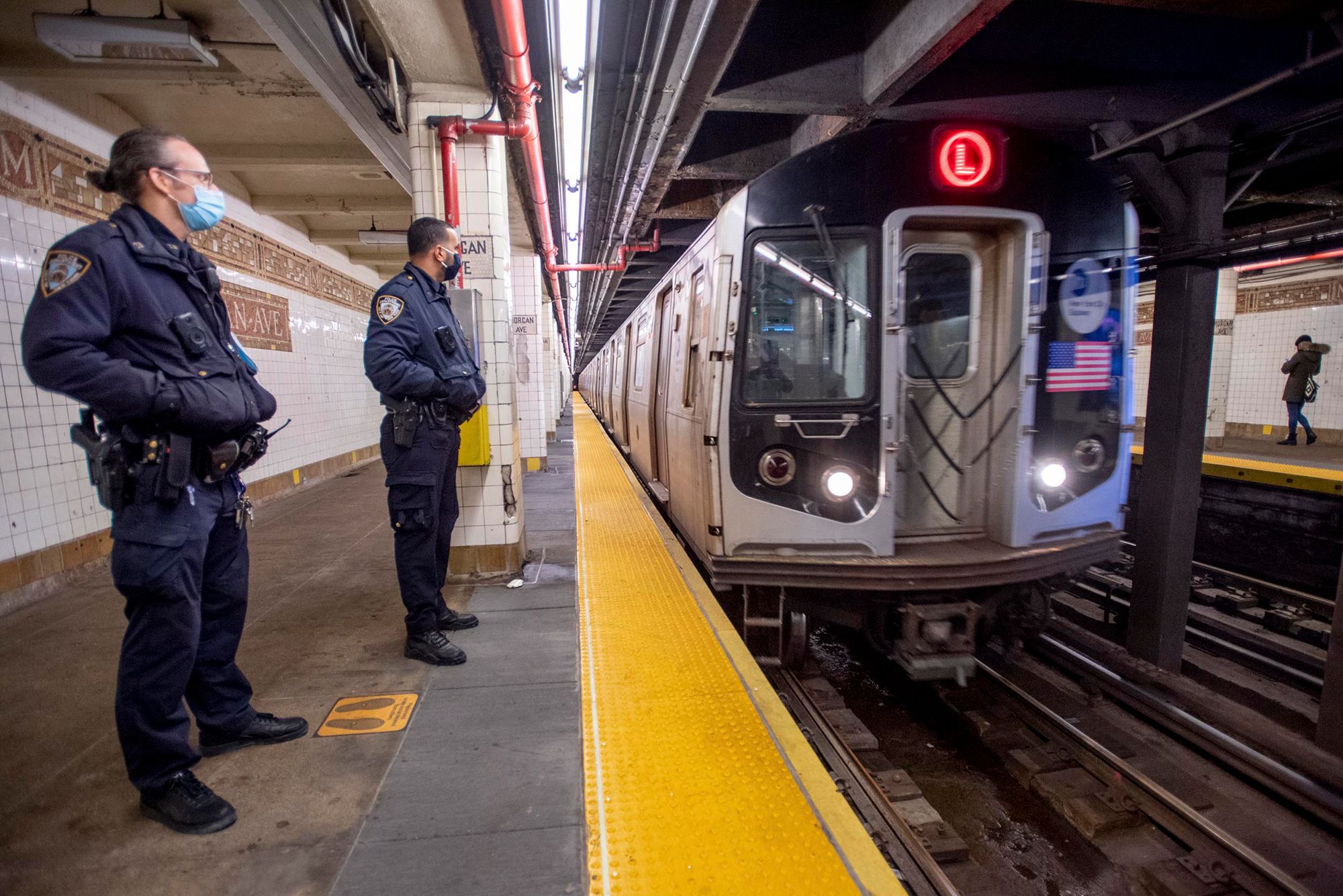 为遏制纽约地铁高频犯罪现象,纽约市部署3250名警员