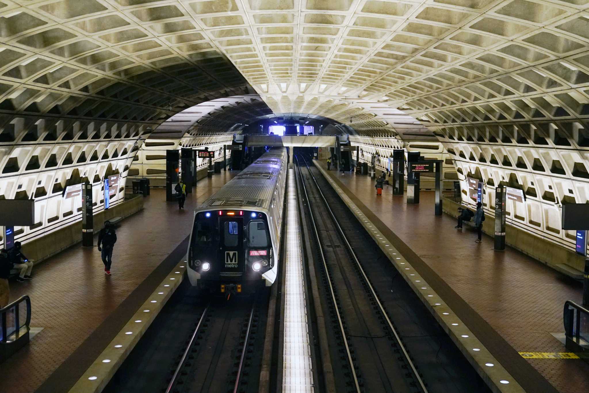 华盛顿地区地铁突然宣布停运一半以上列车