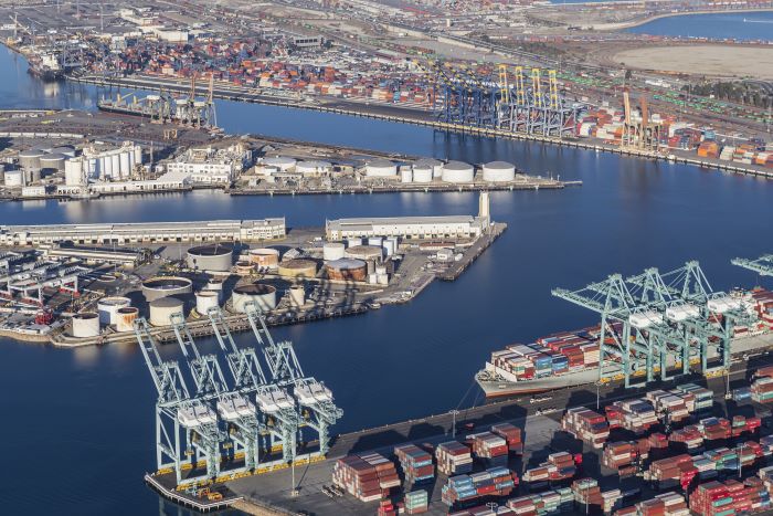 纽森发布行政令，以缓解加州港口货运瓶颈
