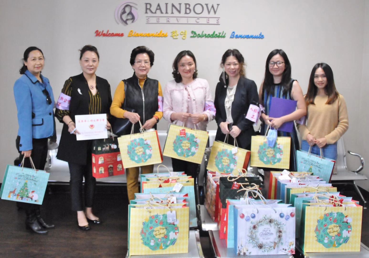 美国华人妇女联合会向家暴受害者和儿童赠送感恩节礼物