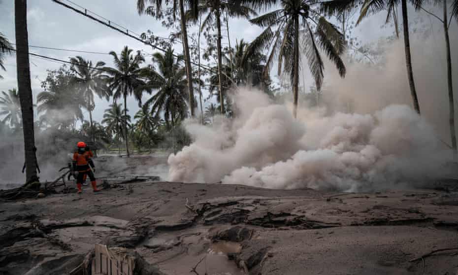 印尼东爪哇省塞梅鲁火山6号再现火山灰喷发