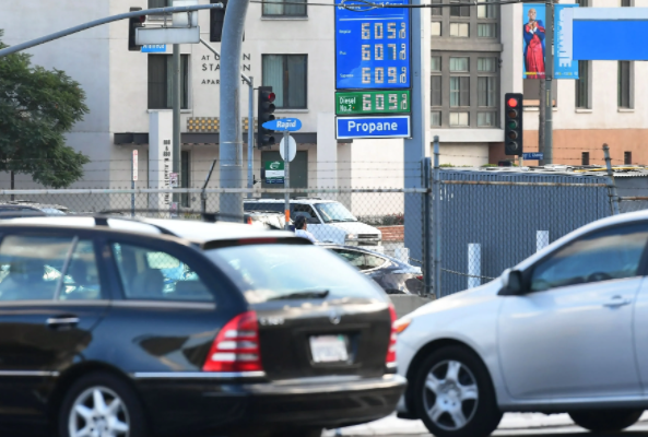 加州州长预算提案意图阻止汽油税上涨