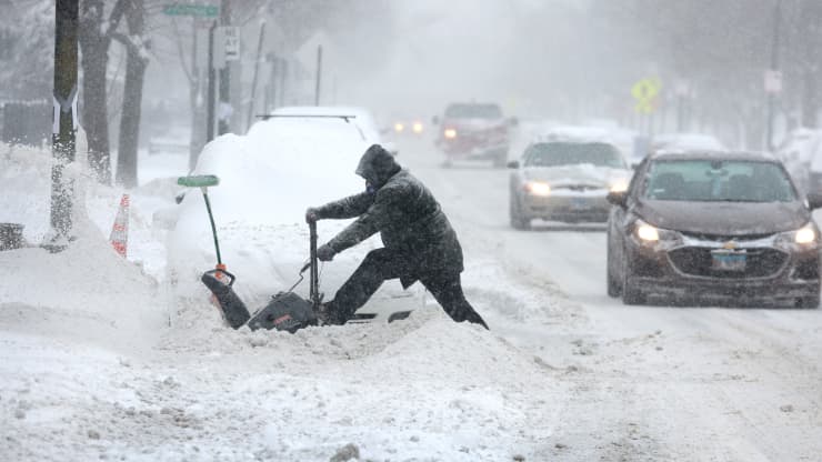 冬季风暴席卷美国 多州宣布进入紧急状态