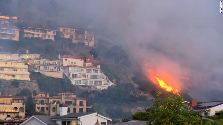 高温引野火，加州拉古纳海滩附近居民被紧急疏散