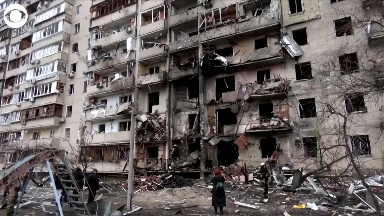 乌俄战火导致乌克兰一住宅楼被毁