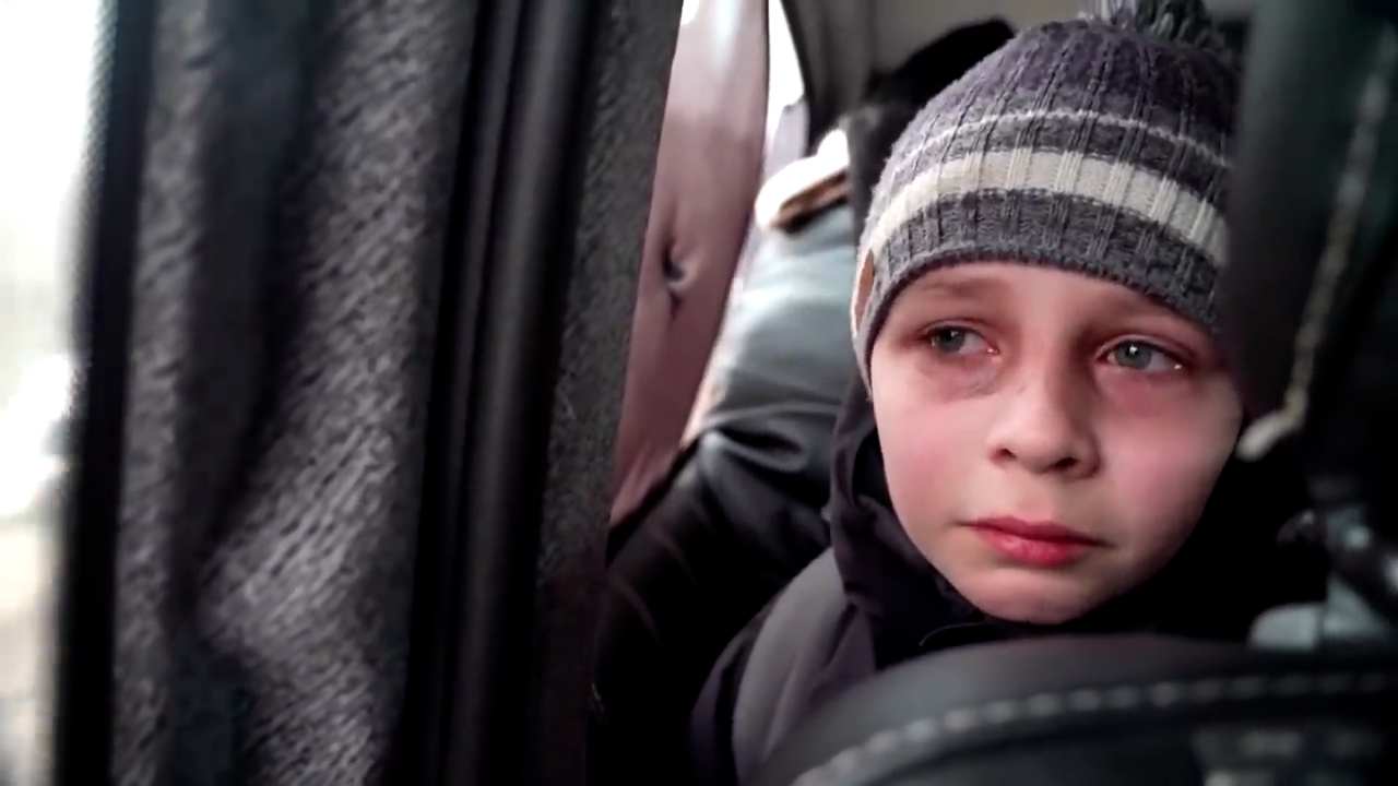 逃难的乌克兰男孩强忍着泪水说“我们把爸爸留在了基辅”