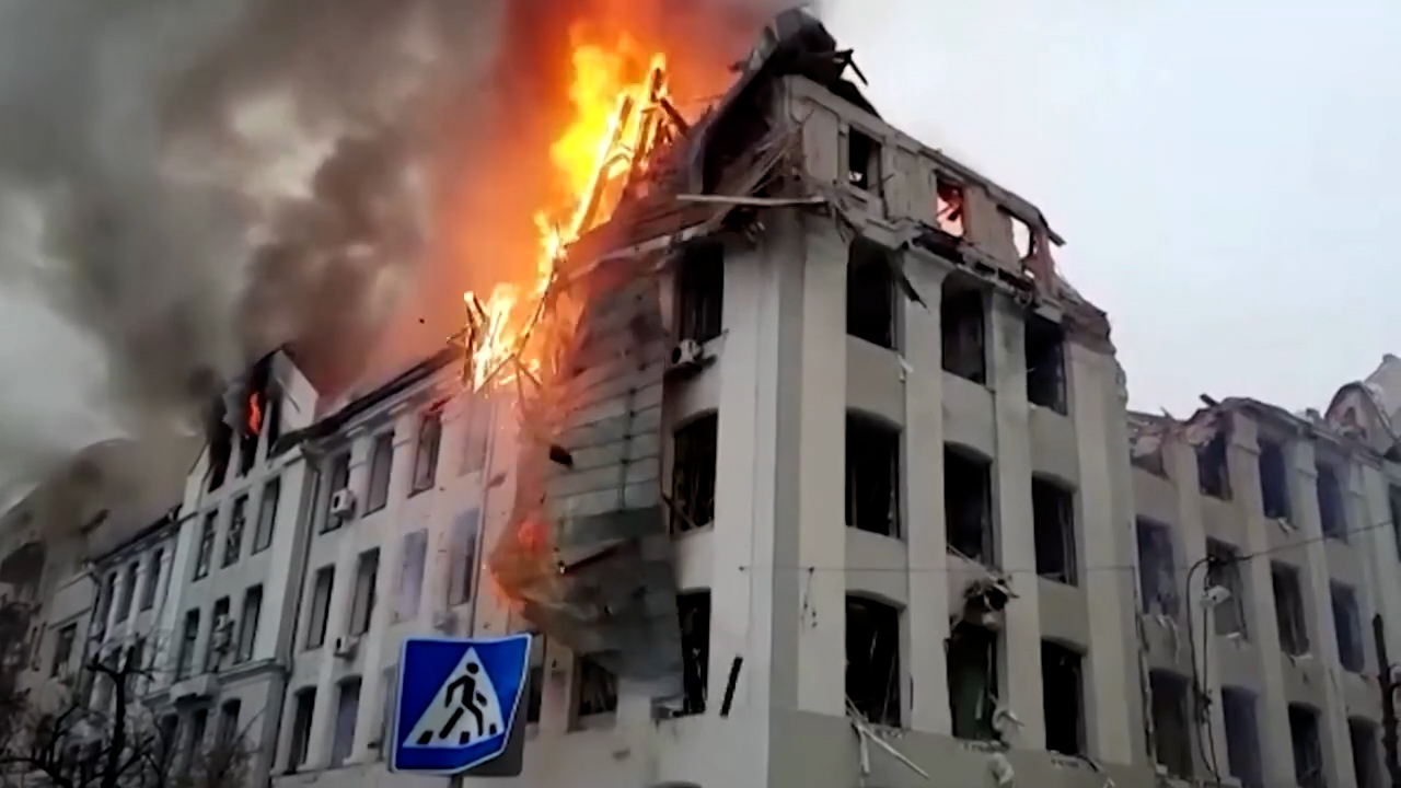 乌克兰哈尔科夫市警察局被导弹袭击炸毁