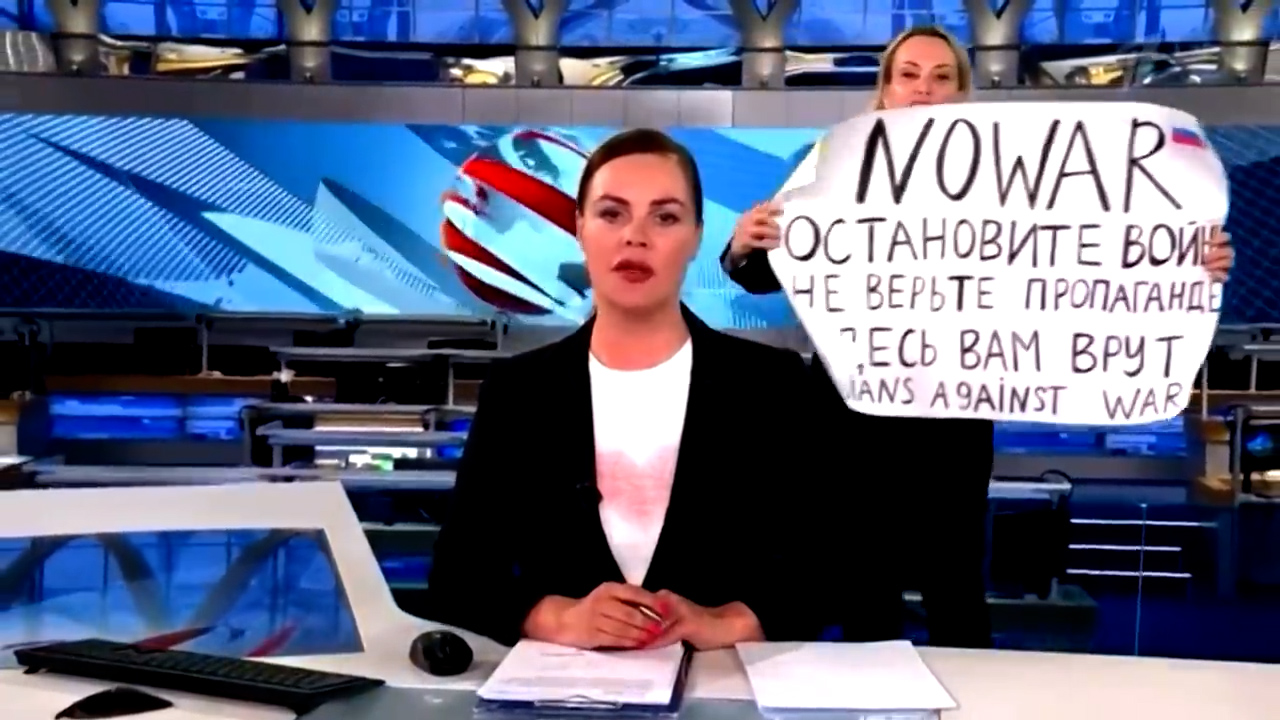 女子高举反战标语闯入俄罗斯电视台新闻直播