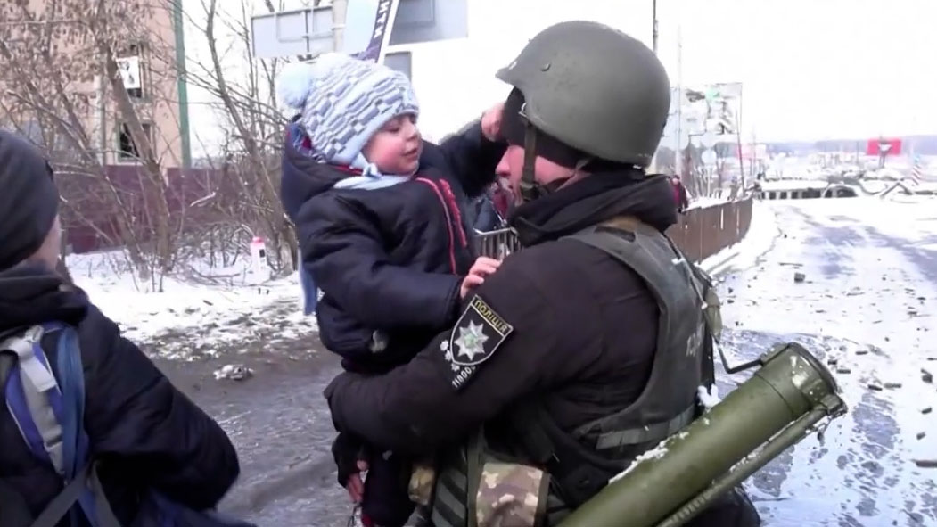 心碎！乌克兰幼儿被迫与父亲分离 150万儿童成为难民
