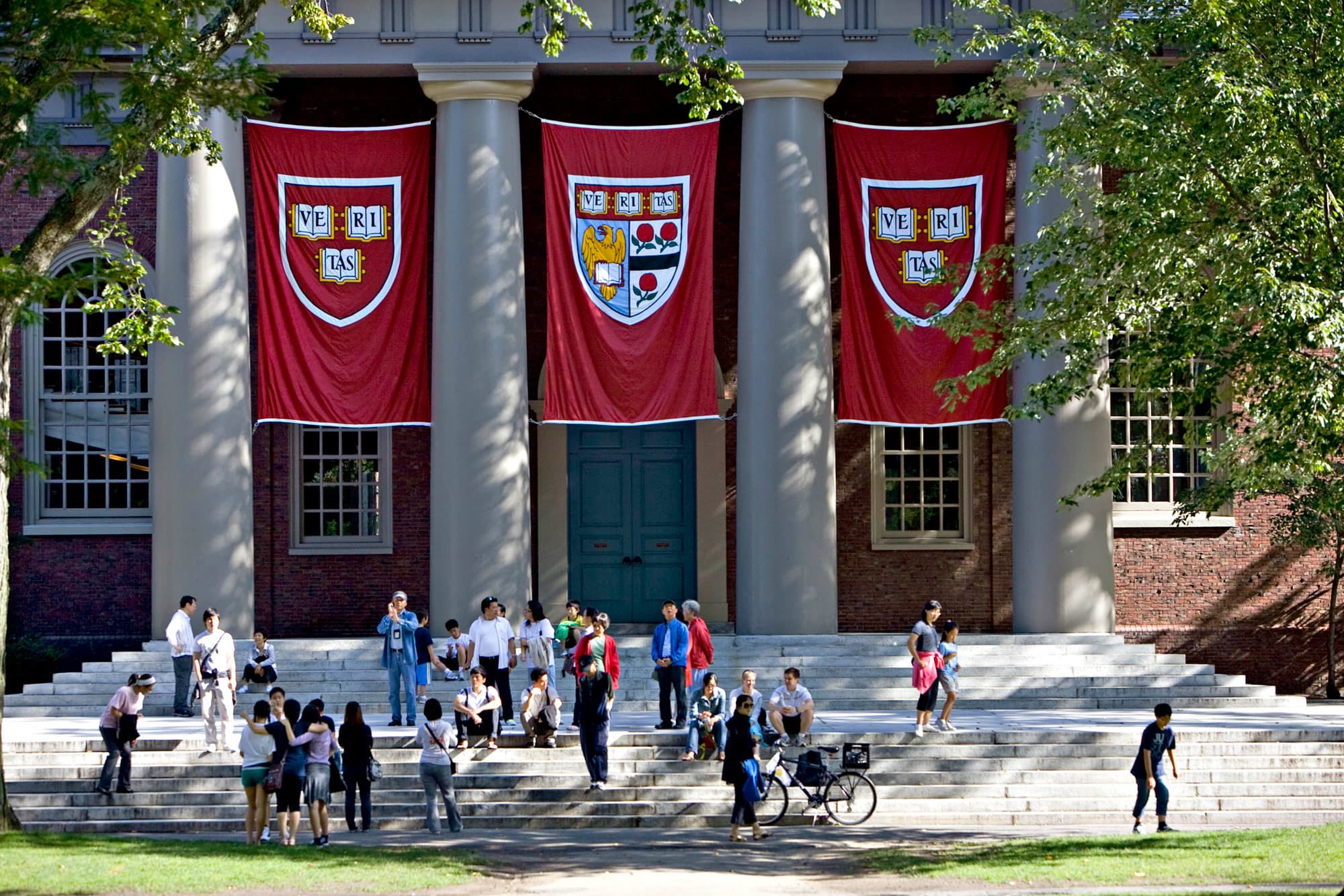 全美顶级法学院排名揭晓 哈佛30年来首次跌出前三