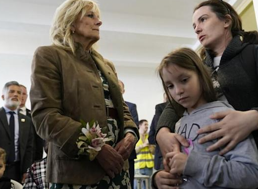 第一夫人吉儿访问乌克兰 东部学校遇袭造成60死