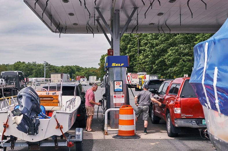 受夏季出行季影响 全美汽油价格再创新高