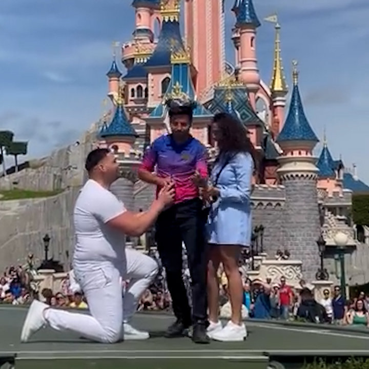 梦幻求婚被打断！男子迪士尼求婚却遭工作人员“抢戒指”