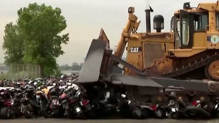 纽约警方用推土机销毁非法摩托车