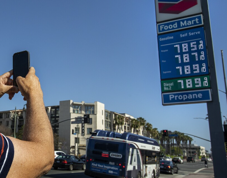 全国汽油价下跌 加州仍然居高不下