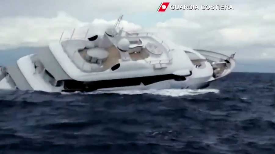 现场视频：40米长超级游艇在意大利海域沉没