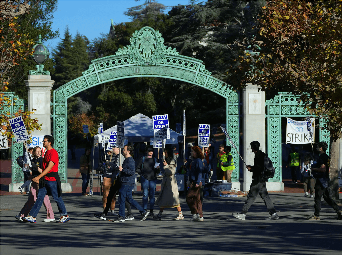 加州大学系统的教职员工为加薪举行罢工游行
