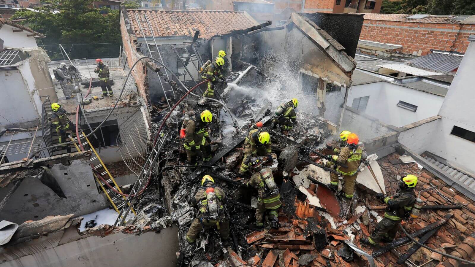 小飞机坠毁哥伦比亚民宅 机上8人全部罹难