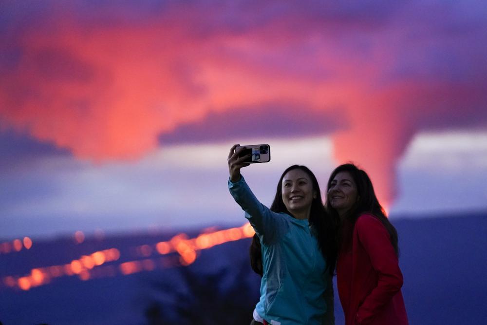 夏威夷莫纳罗亚火山喷发形成岩浆河 无数游客前来合影留念