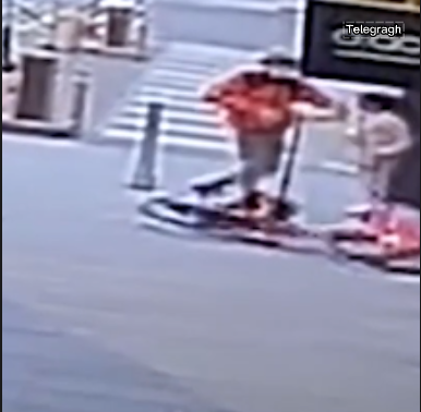 英国一男子持刀抢劫小女孩 只为一台电动滑板车