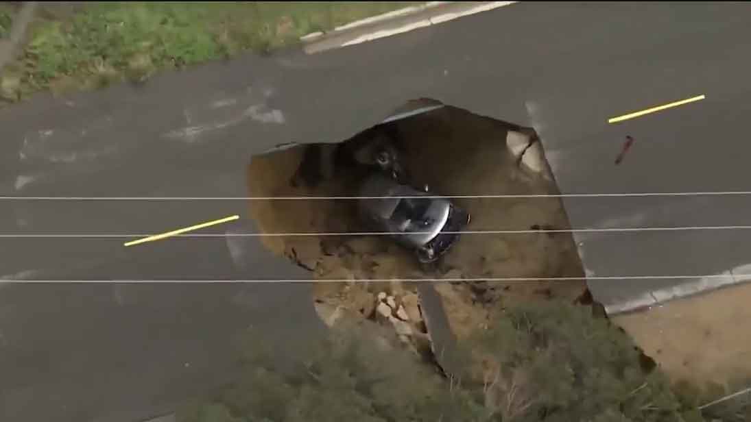 洛杉矶惊现12米深天坑 吞噬2台汽车