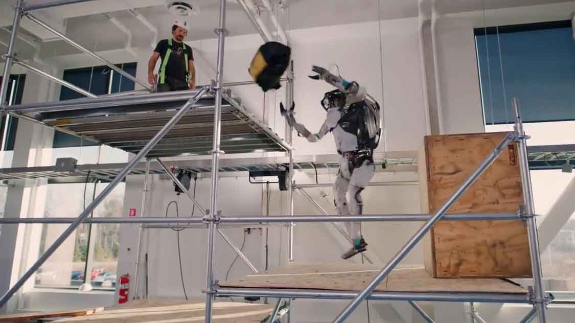 搭桥、搬砖、空中翻转 Atlas机器人再炫新技能