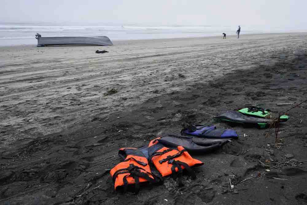 偷渡船只圣地亚哥海岸侧翻 至少8人死亡