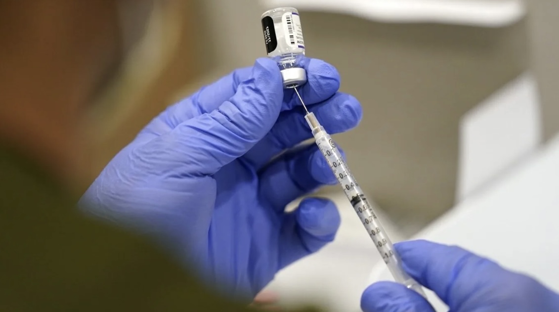 白宫宣布取消国际旅行者的新冠疫苗要求