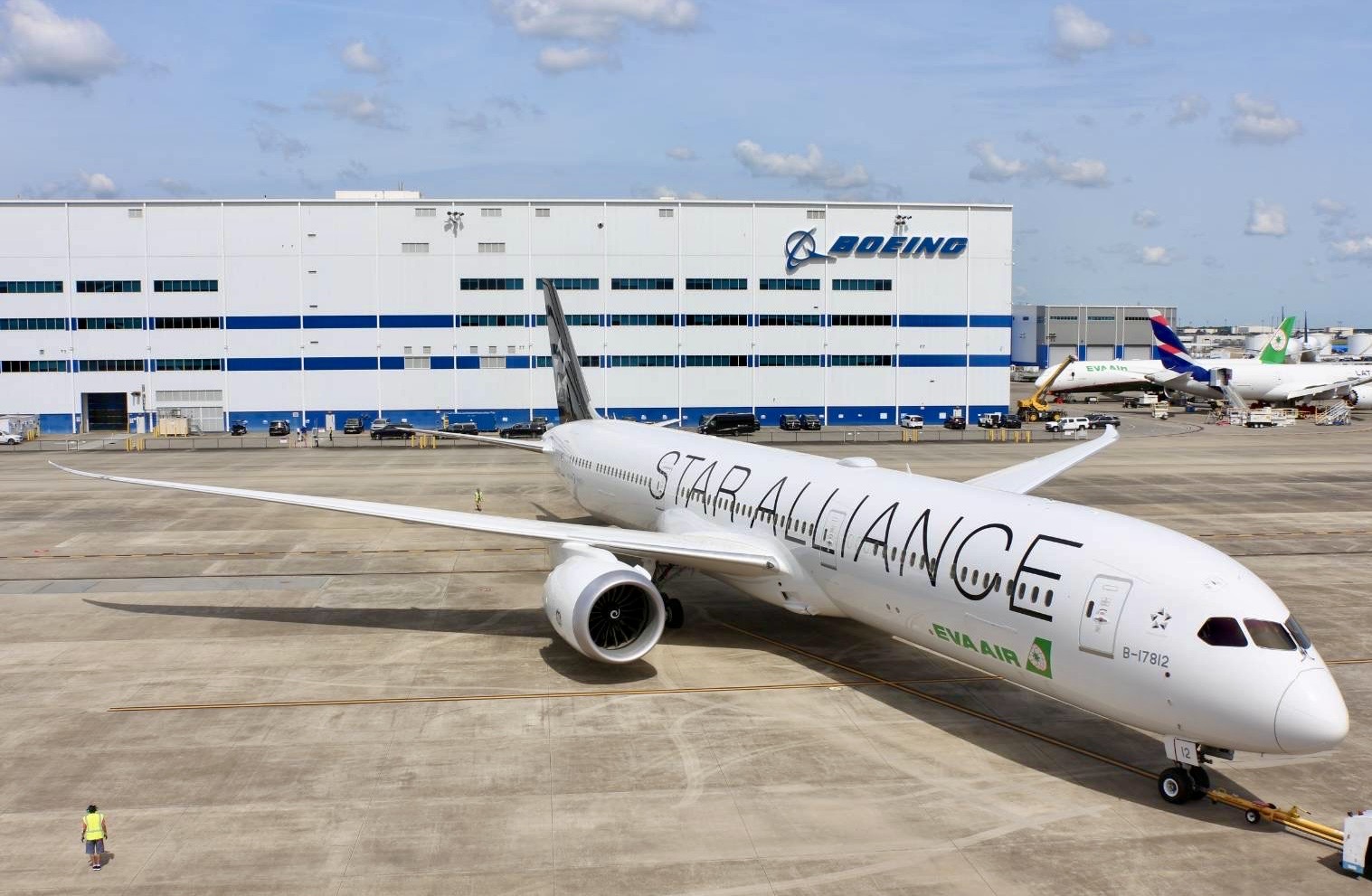 长荣航空入盟十周年  全球首架787-10星空联盟涂装亮相 添加永续航空燃油朝净零碳排迈进