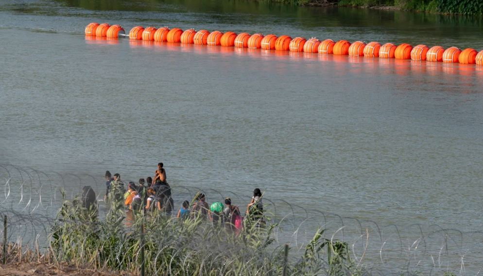 新报告：得州边境士兵被要求将移民推回美墨界河 
