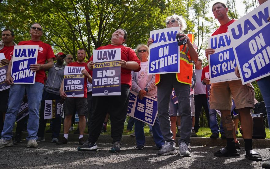 美国汽车工人联合会针对底特律汽车制造商的罢工已经蔓延到全国数十家工厂